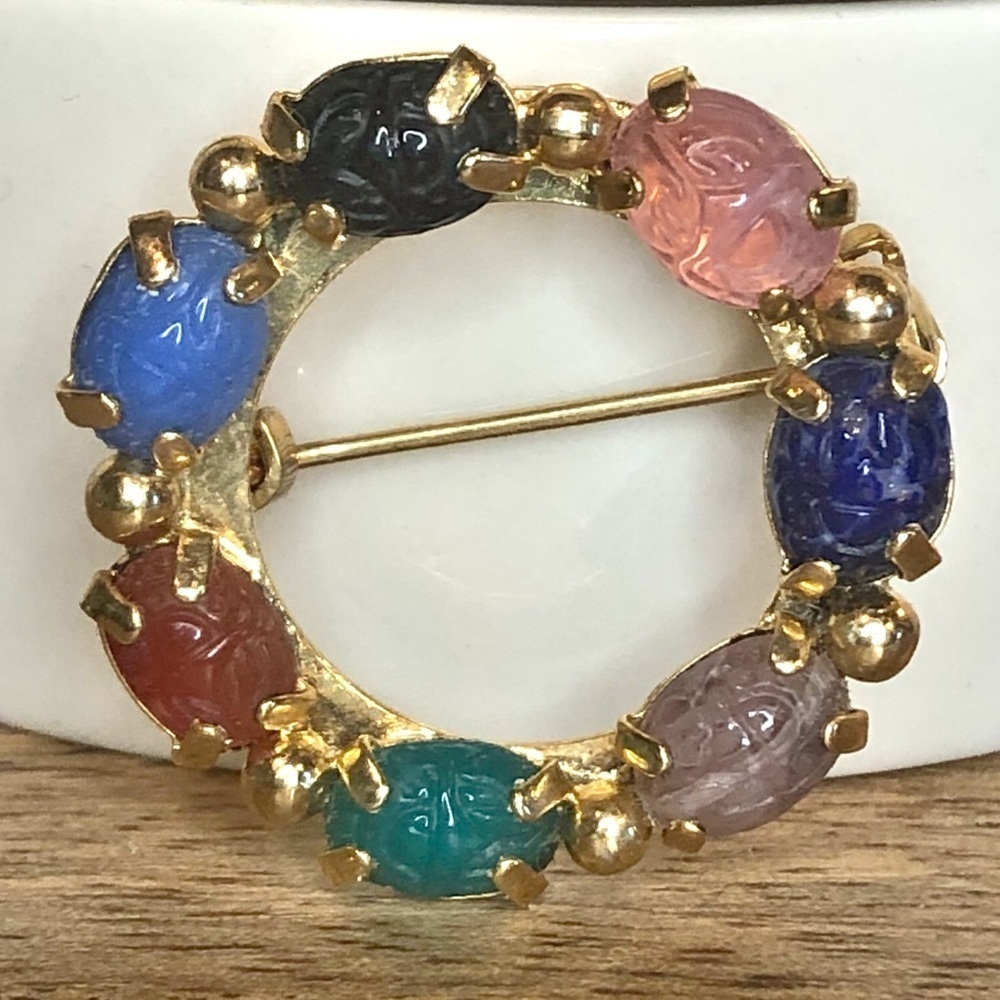 Egyptian Revival 60s Gold Tone Carved Lucite Multicolor Scarab Brooch Pin 1”inch - Picture 2 of 8